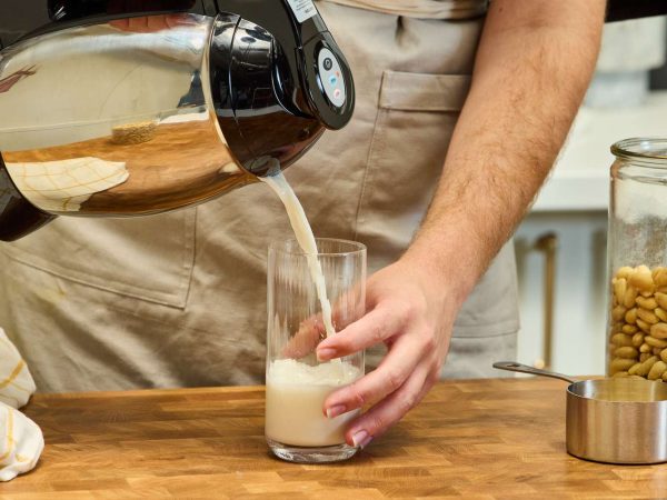 how do milk makers work